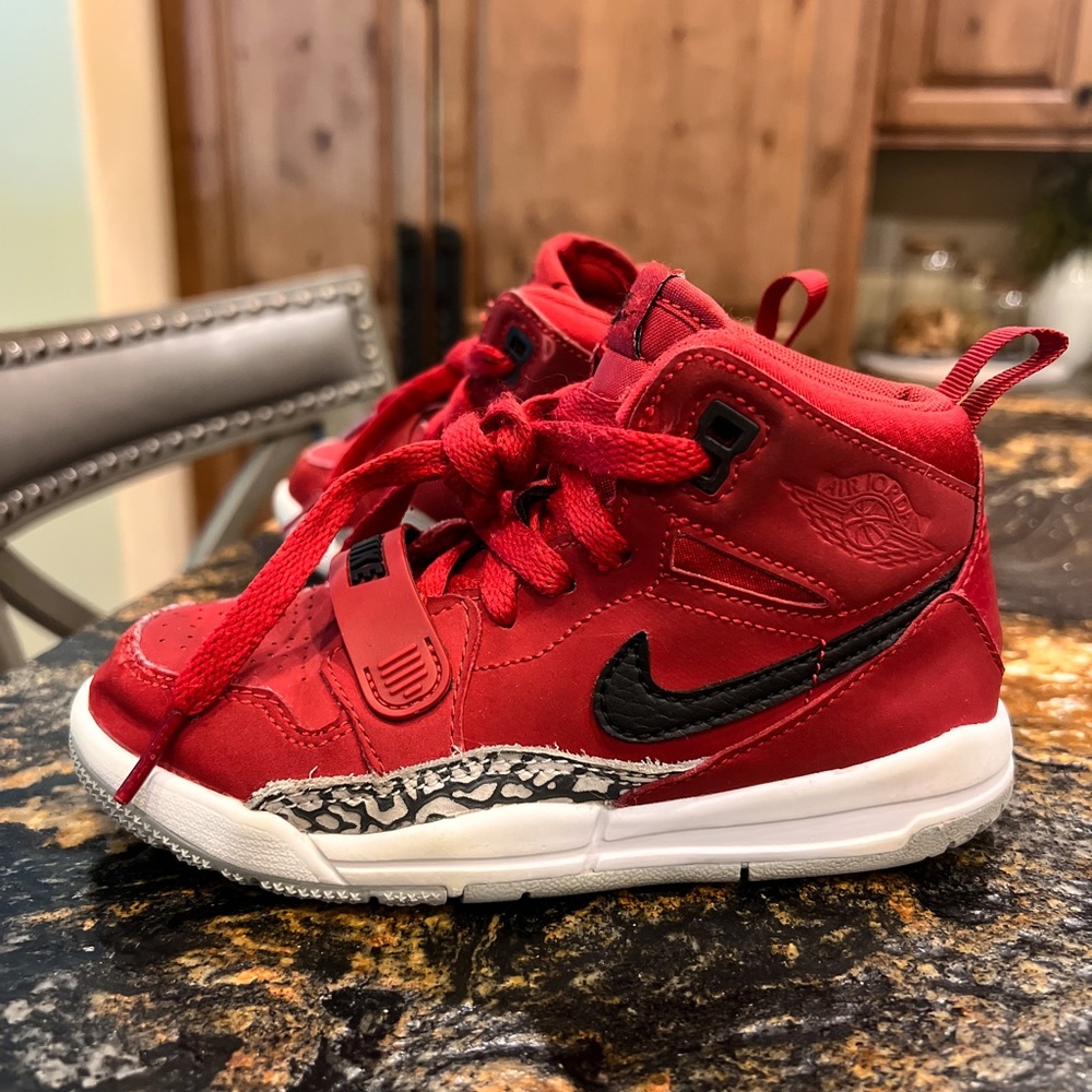 Nike Air Jordan Legacy 312 "Toro" AT4040-601 Varsity Red/ Black